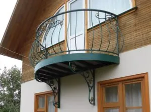 Кованые балконы в деревянном доме