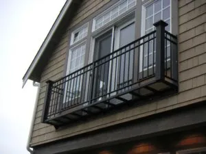 Французский балкон в деревянном доме