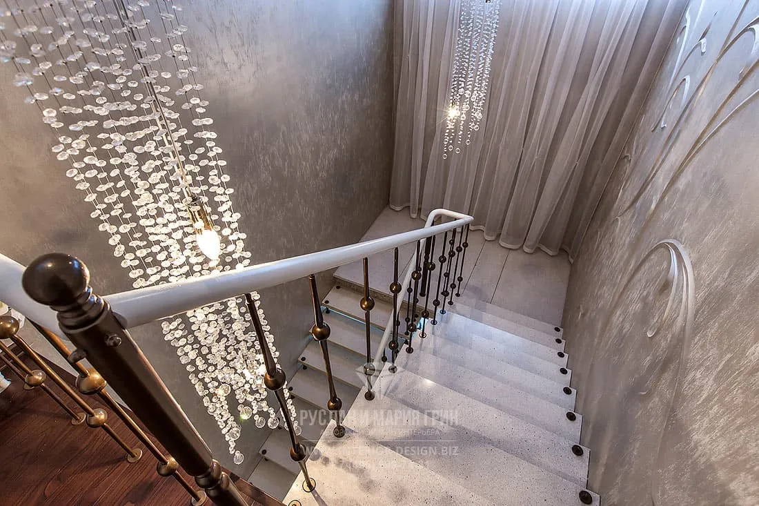 Дизайн интерьера лестницы в серых тонах