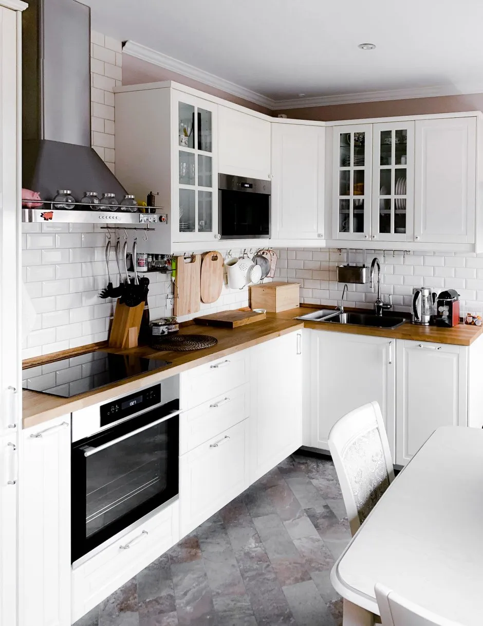Белая кухня с темной деревянной столешницей