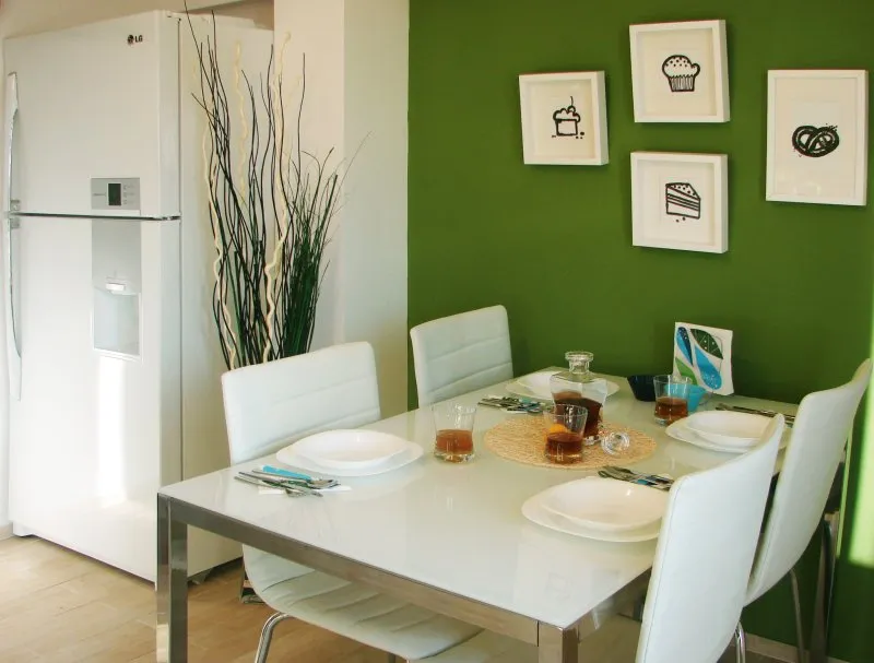 Акцентная зеленая стена на кухне