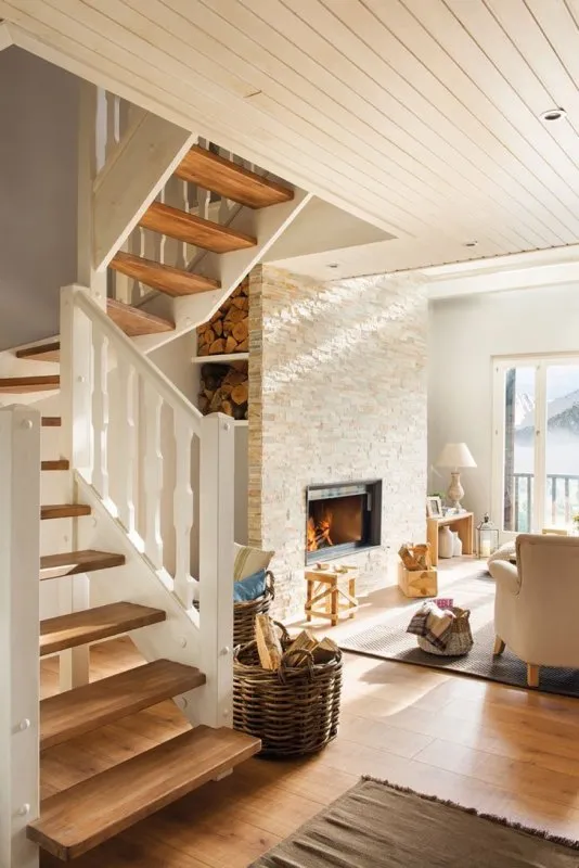 Гостиная с деревянной лестницей