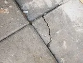 Трещины на тротуарной плитки