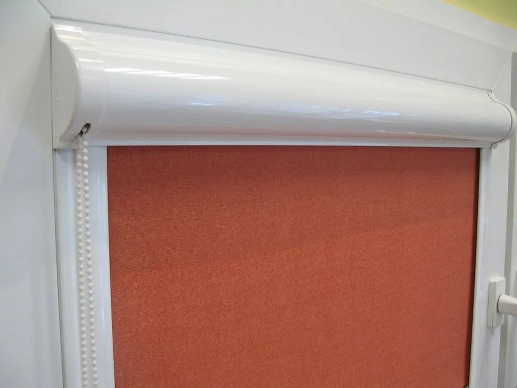 Рулонные шторы можно использовать как сантехнические жалюзи