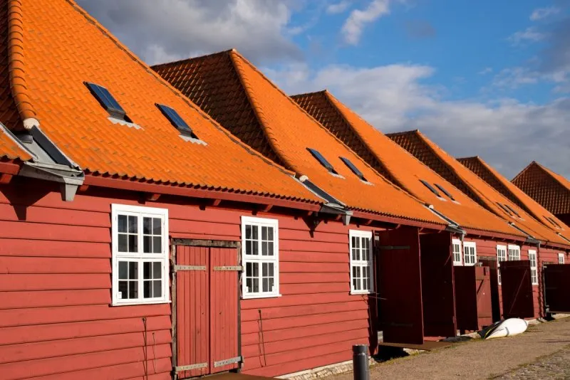 Красная крыша и оранжевый фасад