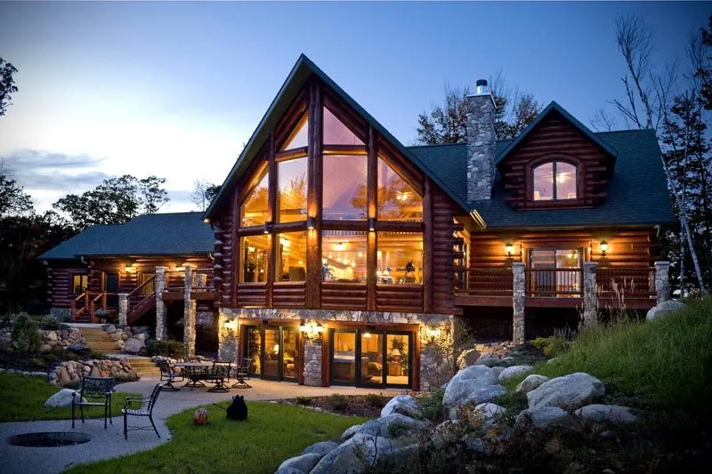 Красивый дом из камня и дерева с панорамными окнами