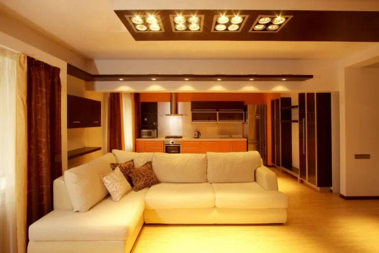Точечные светильники для натяжных потолков в интерьере гостиной