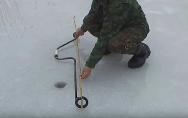 Рыбацкий самодельный ледобур, сделанный из одного кольца - работает по принципу рубанка