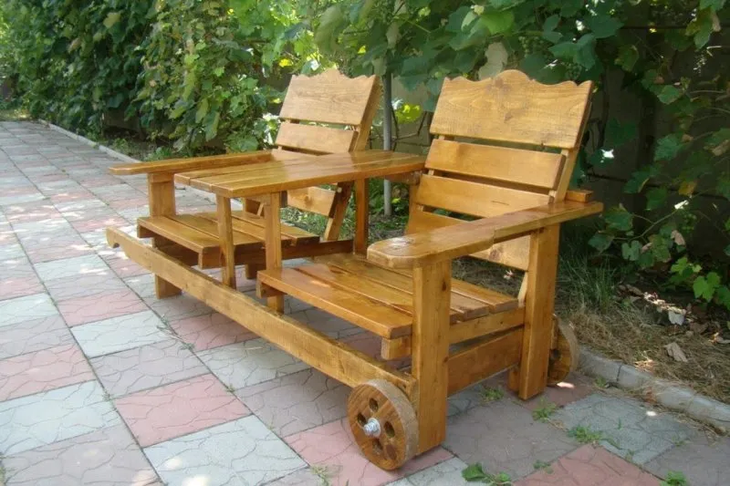 Необычные деревянные скамейки для сада