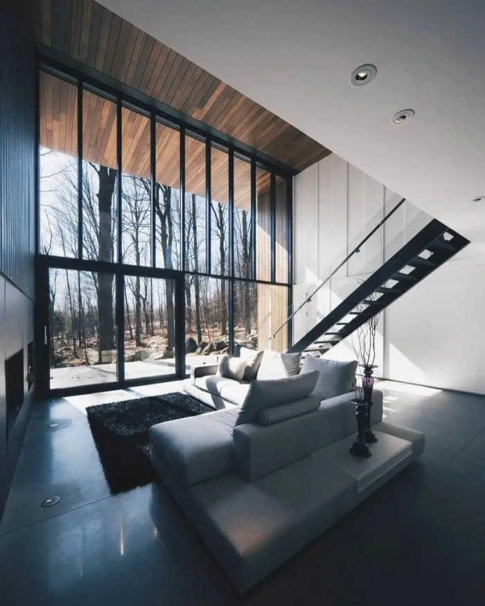 Интерьер дома с панорамными окнами
